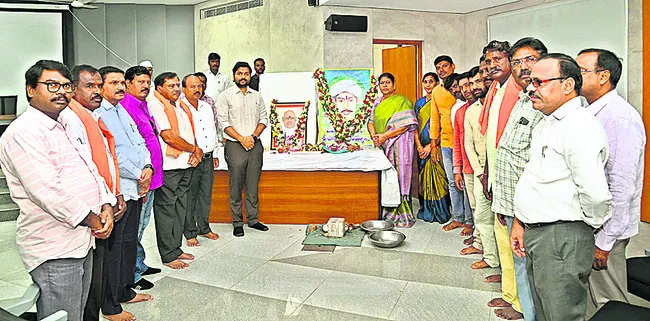 మహనీయుల త్యాగాల స్ఫూర్తితో అభివృద్ధి