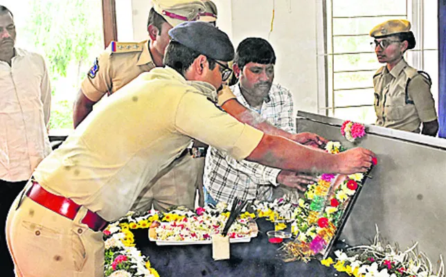 మాజీ సీఎం రోశయ్యకు నివాళి