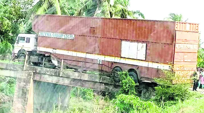 ●ఇరుకు వంతెనతో యాతన