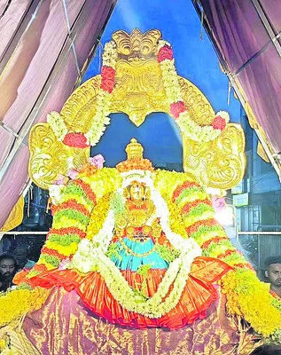 బంగారు తిరుచ్చిపై అమ్మవారు