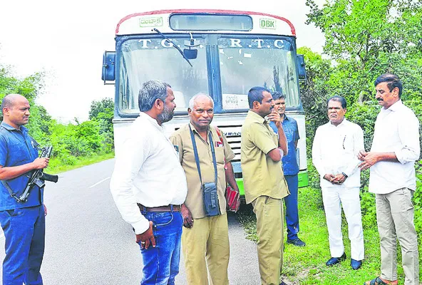 ప్రయాణికులకు బస్సులు కరువు