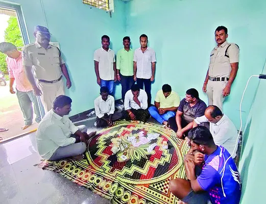 పేకాటరాయుళ్ల అరెస్ట్