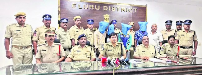 వృద్ధులే టార్గెట్గా దాడులు, చోరీలు
