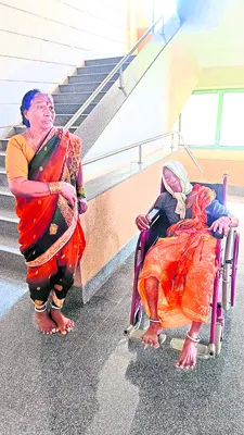 లిఫ్ట్ లేక.. మెట్లు ఎక్కలేక