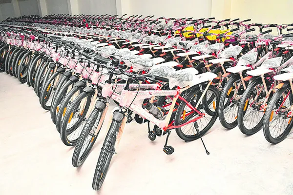 మోదీ కానుకగా సైకిళ్ల పంపిణీ