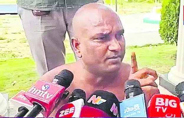 న్యాయం చేయాలని అర్ధనగ్న ప్రదర్శన