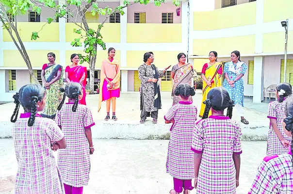 విద్యార్థులతోనే పాఠ్యాంశాలు చదివించాలి