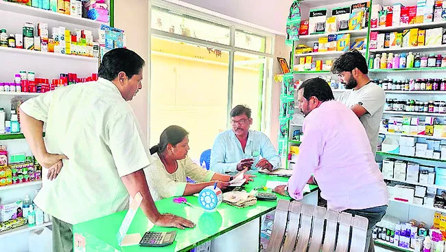 మెడికల్ షాప్, ల్యాబ్, క్లినిక్లలో తనిఖీలు