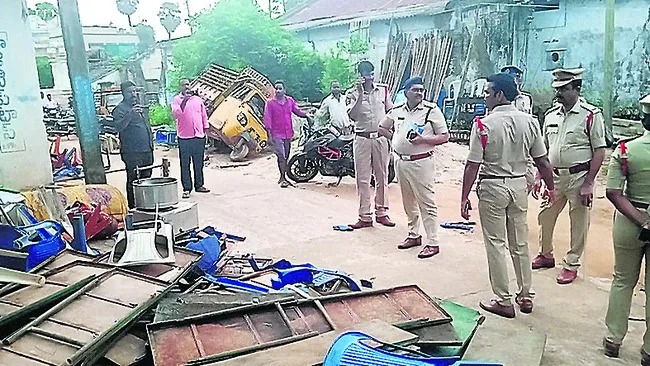 ఇరువర్గాల ఘర్షణతో ఉద్రిక్తత 