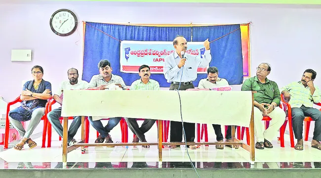 జర్నలిస్టులకు పెన్షన్ అమలు చేయాలి