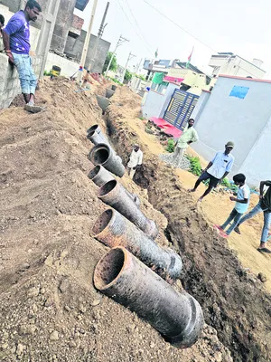 దండిగా నిధులు.. ఊరంతా పనులు