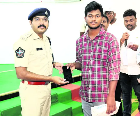వెయ్యి మొబైల్ ఫోన్ల రికవరీ