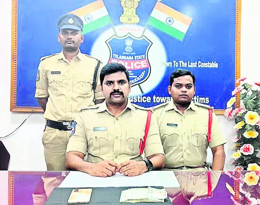 సెల్ఫోన్లు చోరీ చేసి..పాస్వర్డ్లు ఓపెన్ చేసి