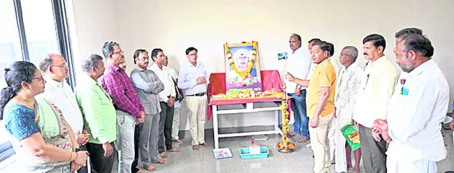దొడ్డి కొమరయ్యకు నివాళి
