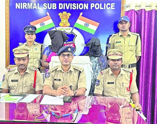 చోరీ చేసిన బంగారు గొలుసు విక్రయిస్తూ..