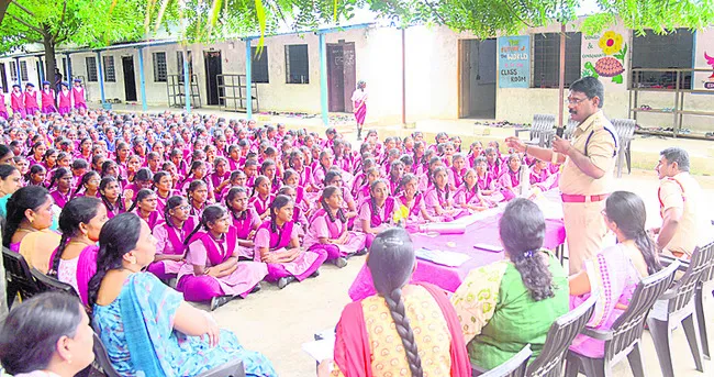 కష్టపడి చదివి ఉన్నతంగా ఎదగాలి