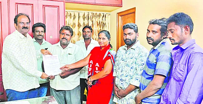 కాంట్రాక్టు కార్మికుల సమస్యలు పరిష్కరించాలి