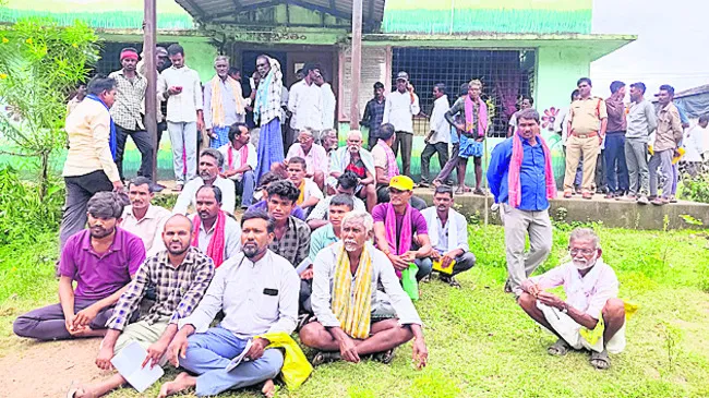 ‘బస్తా ఇస్తలేరు.. పట్టించుకుంటలేరు’
