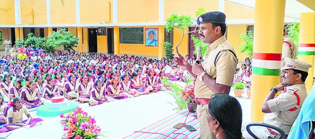 పట్టుదలతో చదివి లక్ష్యాన్ని చేరుకోవాలి