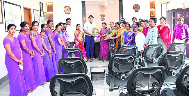 ఆదర్శ మహిళా సమాఖ్య సేవలు భేష్