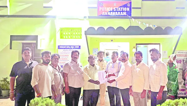 సీఎం చంద్రబాబుపై పోలీసులకు ఫిర్యాదు