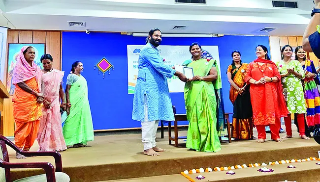 వజ్రకరూరు సర్పంచ్కు జాతీయ స్థాయి అవార్డు