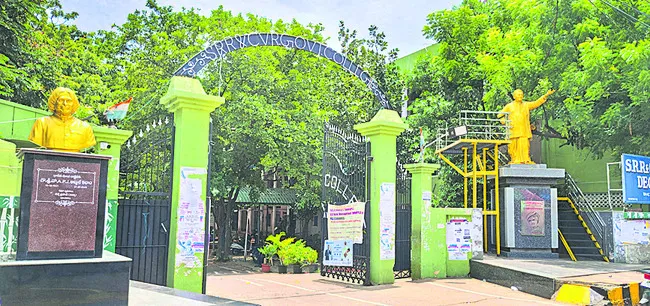 ఎవరి జేబులోకెళ్లాయో!