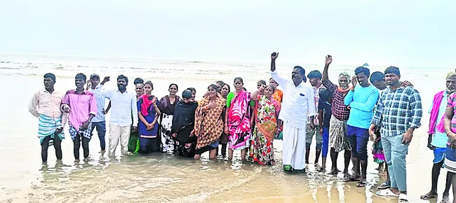 మత్స్యకారుని గల్లంతుపై ప్రభుత్వం నిర్లక్ష్యం