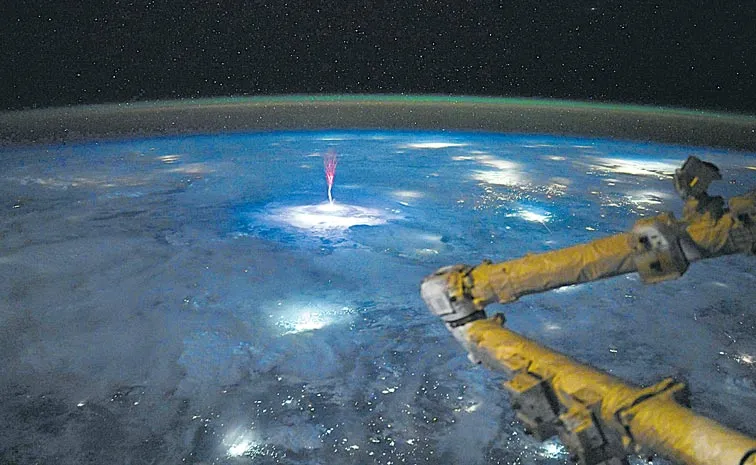 NASA Astronaut Captures Stunning Sprite Light Show