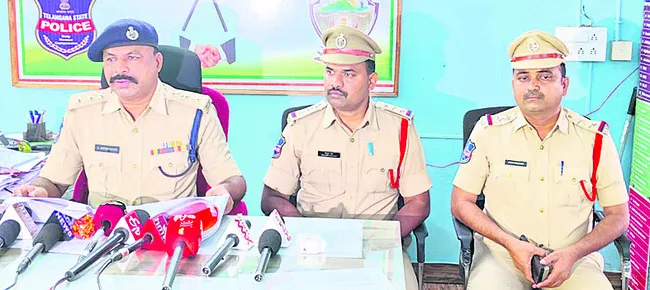 భూకబ్జాకు పాల్పడిన 9 మందిపై కేసు