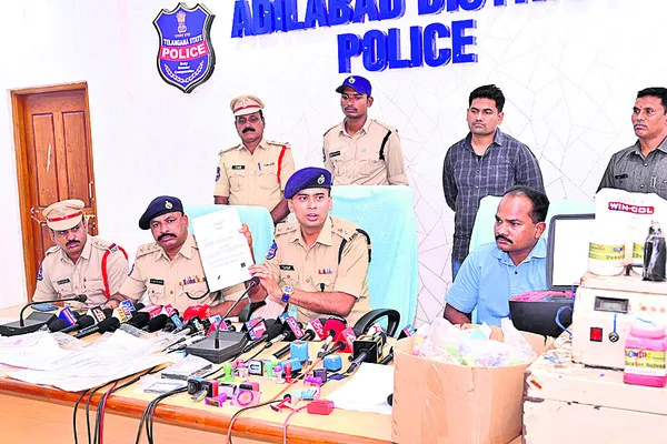 నకిలీపత్రాలు సృష్టిస్తున్న ముఠా గుట్టురట్టు