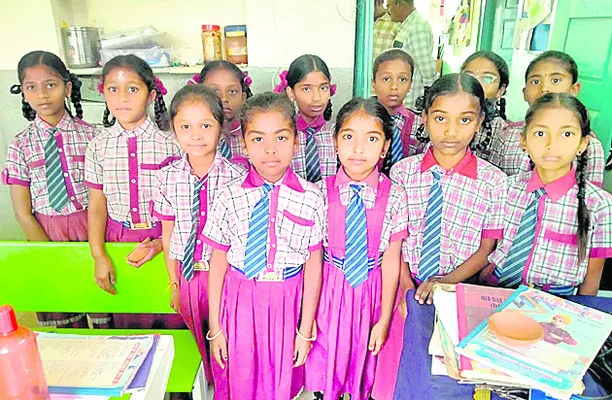 ఆకర్షిస్తున్న సర్కారు బడులు