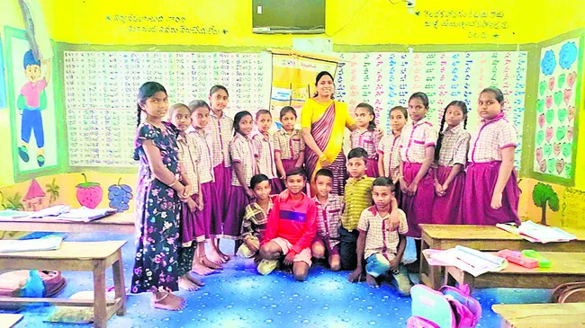బొమ్మలు పలుకరించేలా.. తాంసి