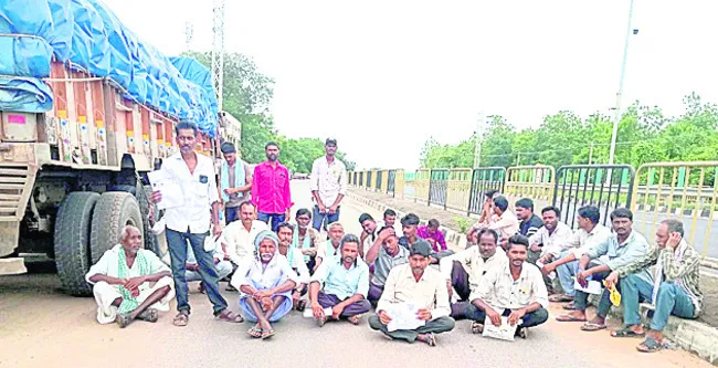 యూరియా కోసం రైతుల రాస్తారోకో