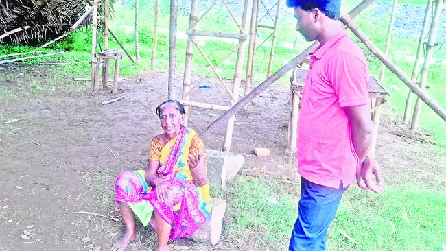 వృద్ధురాలిని కాపాడిన గజ ఈతగాడు