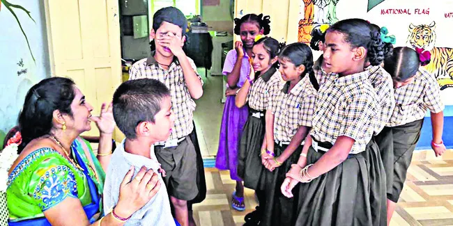 ప్లీజ్.. వెళ్లొద్దు టీచర్