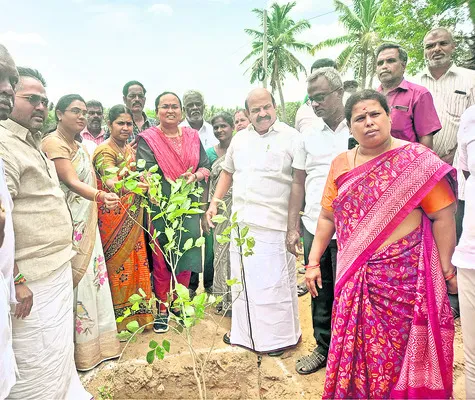 మొక్కలు నాటేందుకు ముందుకు రావాలి