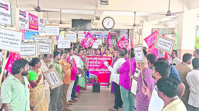 ఆర్టీసీ ఉద్యోగుల సమస్యలు పరిష్కరించాలి