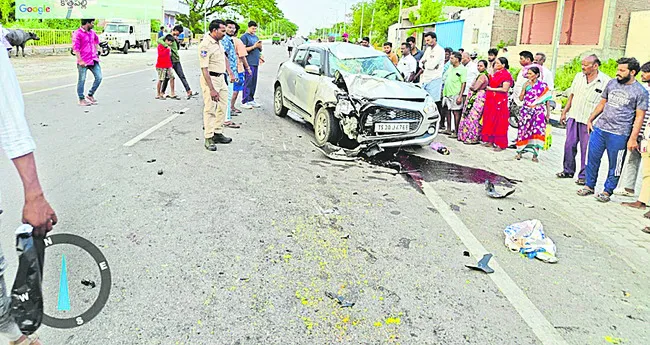 బైక్ను ఢీకొట్టిన కారు.. ముగ్గురికి తీవ్ర గాయాలు