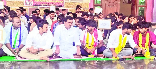 ఆర్కిటెక్చర్ యూనివర్సిటీ సమస్యలు పరిష్కరించాలి