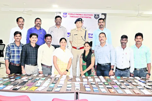 స్పెషల్ డ్రైవ్లో 130 సెల్ఫోన్ల రికవరీ