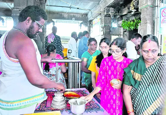 శ్రీ వేంకటేశ్వరస్వామికి ప్రత్యేక పూజలు