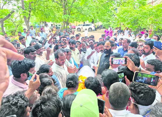 కుర్రి శ్రీనుకు నివాళులర్పించిన మంత్రి ఉత్తమ్‌