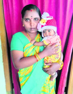 ఎనిమిది నెలల కుమార్తెతో సహా మహిళ ఆత్మహత్య