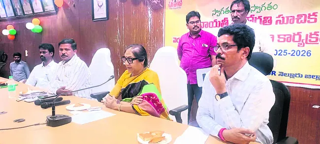 అధికారులకు రాజకీయాలెందుకు?