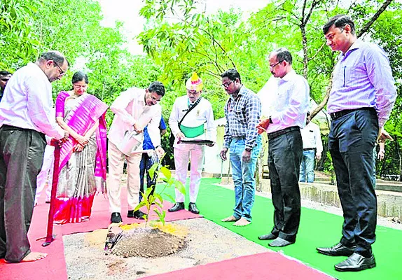 రాజ్భవన్లో వన మహోత్సవం