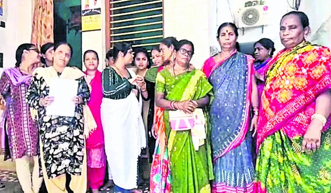 రూ.1.38 కోట్లతో దంపతులు పరారీ