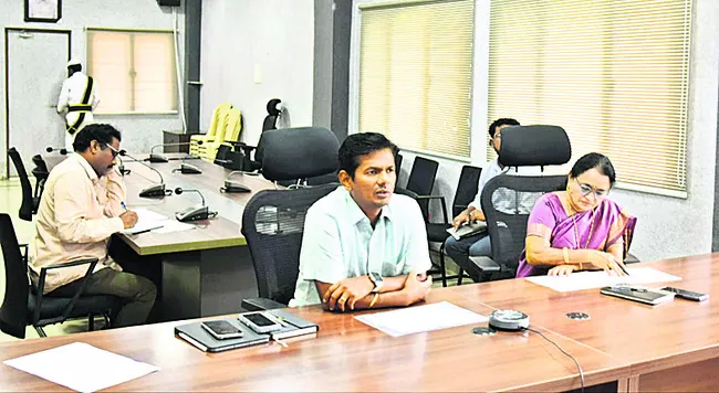 ఆక్రమణల తొలగింపుపై దృష్టి పెట్టండి
