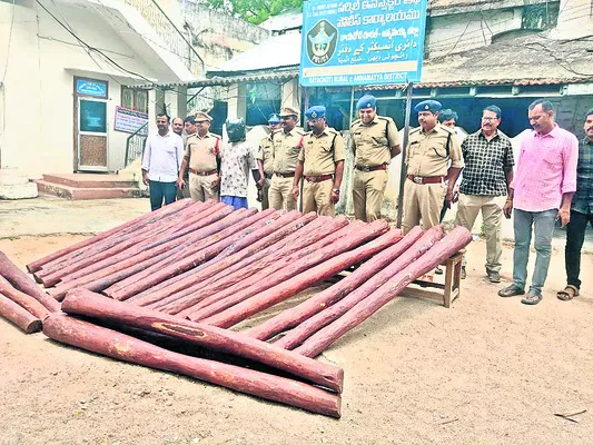 అంతర్ రాష్ట్ర ఎర్రచందనం స్మగ్లర్ అరెస్టు