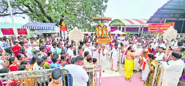 రత్నగిరిపై భక్తజనవాహిని